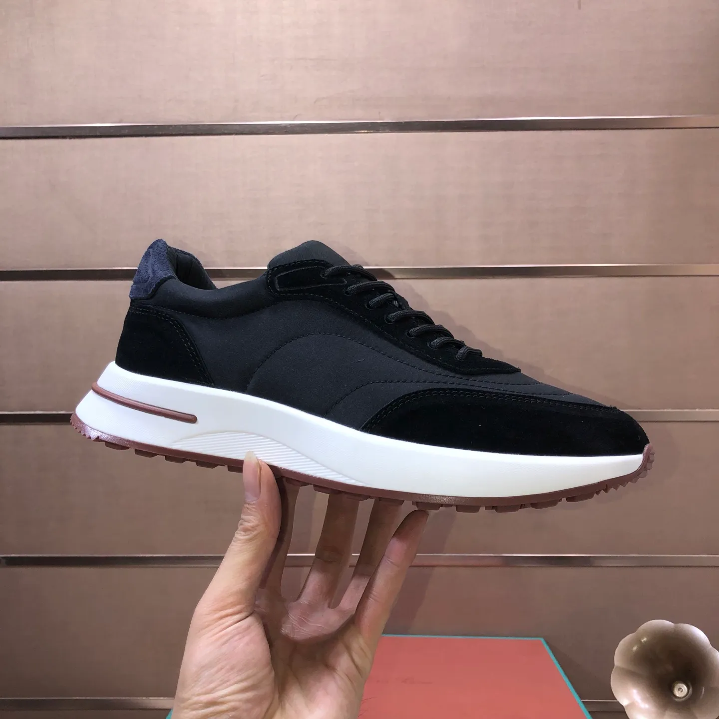 Men's shoes 💰600💰[𝐥𝐨𝐫𝐨 𝐏𝐢𝐚𝐧𝐚] lp classic loafers, an Italian treasure brand, the only brand that can match Hermès! Only after wearing it do we realize that we cannot let down our feet. The upper is imported cashmere, the lining of water-dyed cowhide ➕ the cowhide feet, the official original glass rubber outsole, and the pendant. Exclusive original packaging (tag ➕ brand paper ➕ outer box ➕ hand bag) code number: 38-45